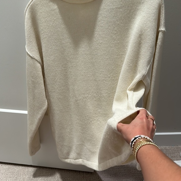 Madewell, new condition sweater with pockets. Button up in back. Size small - Picture 4 of 4